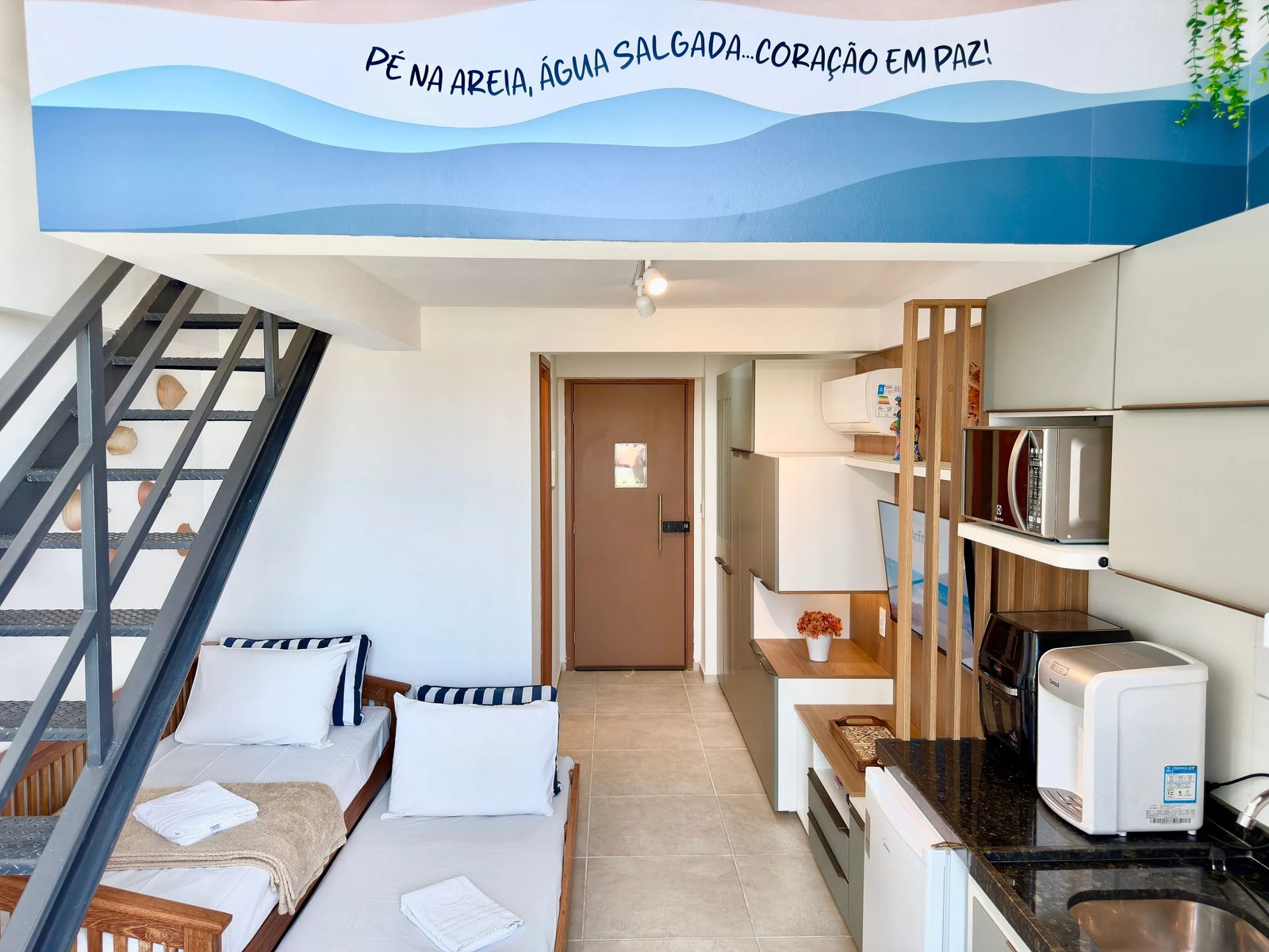 Corredor de entrada e cozinha